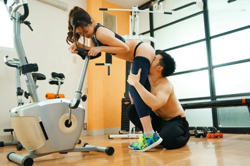 Xin ông chồng đi tập gym, người vợ cắm sừng với anh pt