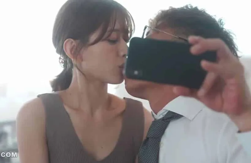 Thấy người vợ hơi lạ, chồng yêu xem điện thoại cô vợ và thấy cảnh quan hệ với tiền bối của mình
